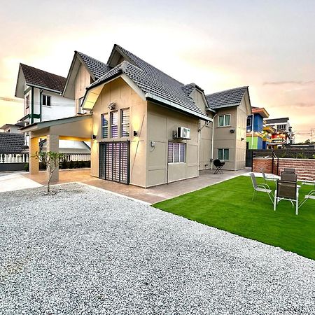 Bnb Country Homestay, Rawang - 16 Pax, Pool, Huge Garden Exterior photo